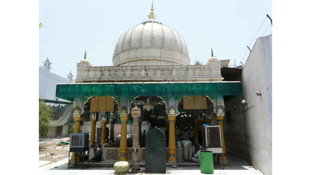 Qutubuddin Bakhtiyar Kaki tomb, Mehrauli, Delhi